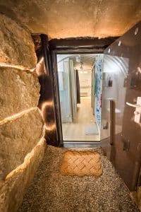 Entrée du bunker souterrain - porte blindée