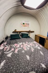 La chambre à coucher d'un abri souterrain
